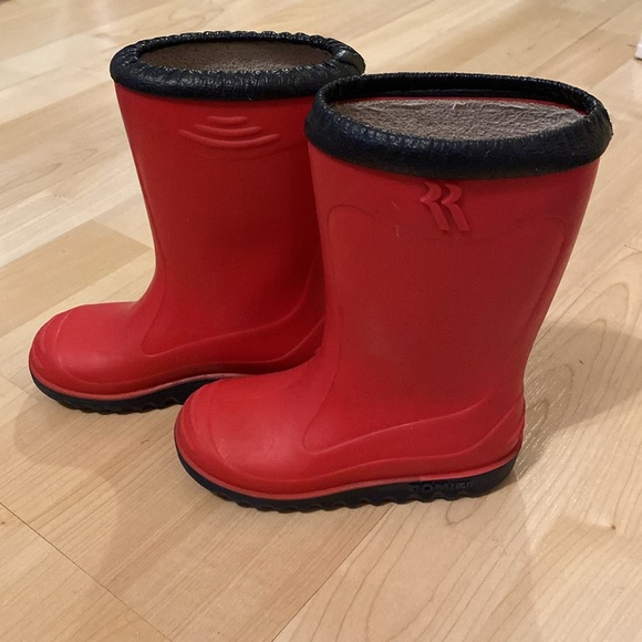 Red toddler rain boots - Picture 2 of 4